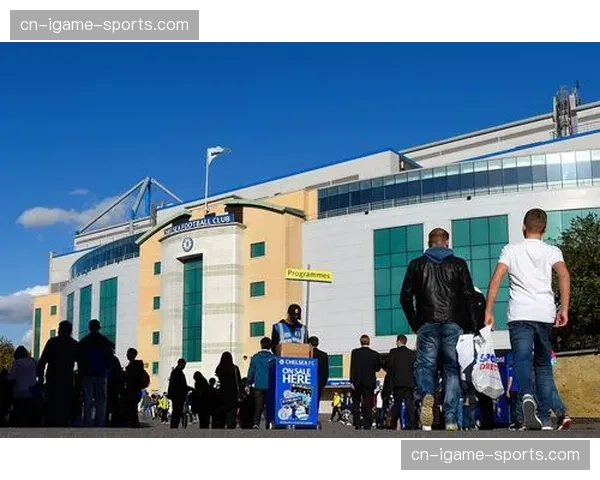 场边花絮：西汉姆联主场引入送餐机器人服务，提升球迷观赛体验