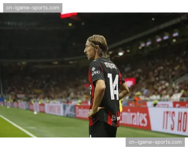 人物聚焦:38岁的莫德里奇替补登场控制节奏,赛后获双方球迷掌声 人物聚焦:38岁的莫德里奇替补登场控制节奏,赛后获双方球迷掌声