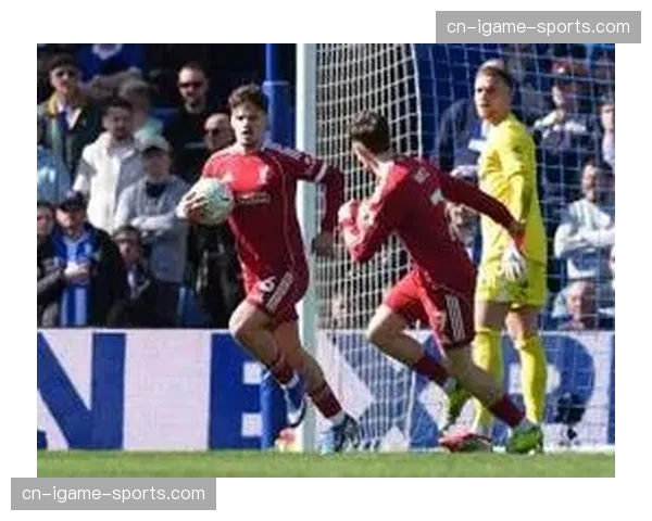 即时:伯恩茅斯球员铲球犯规,经VAR回看后直接红牌罚下 即时:伯恩茅斯球员铲球犯规,经VAR回看后直接红牌罚下