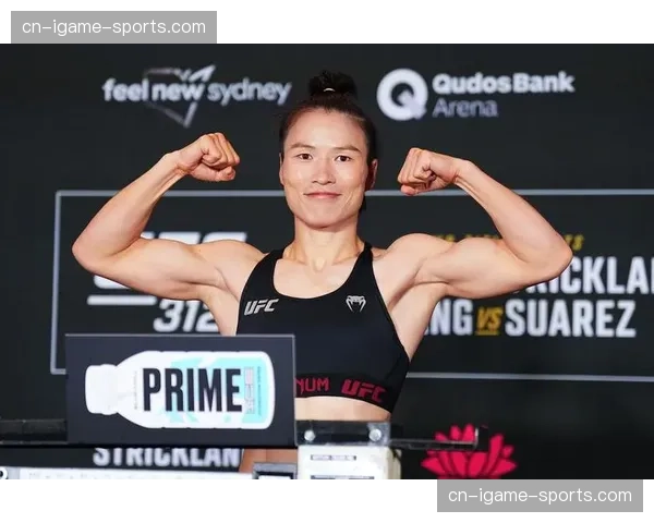 女子草量级：前冠军张伟丽一致判定战胜新星，重回冠军挑战序列